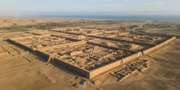 A capital Chimú reuniu muros, reservatórios e áreas produtivas em pleno deserto costeiro