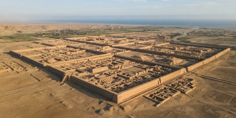 A capital Chimú reuniu muros, reservatórios e áreas produtivas em pleno deserto costeiro