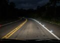 Os refletores ajudam a enxergar os limites da via quando há pouca iluminação