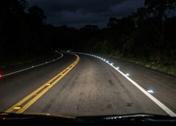 Os refletores ajudam a enxergar os limites da via quando há pouca iluminação