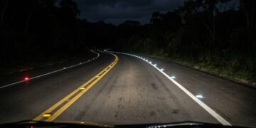Os refletores ajudam a enxergar os limites da via quando há pouca iluminação