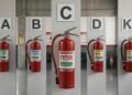 Cada letra está associada a uma classe de incêndio e ao material envolvido na combustão