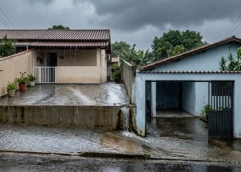 Uma mudança no nível do terreno pode alterar o caminho natural da água durante as chuvas