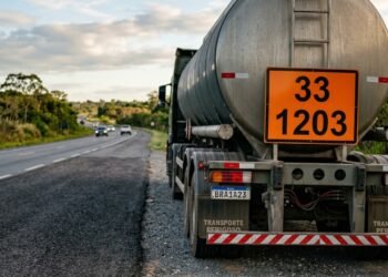 Os códigos ajudam equipes de emergência a entender rapidamente o que está sendo transportado