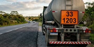 Os códigos ajudam equipes de emergência a entender rapidamente o que está sendo transportado