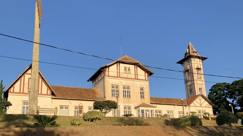 Barbacena, Minas Gerais, mistura tradição das flores e paisagens mineiras //