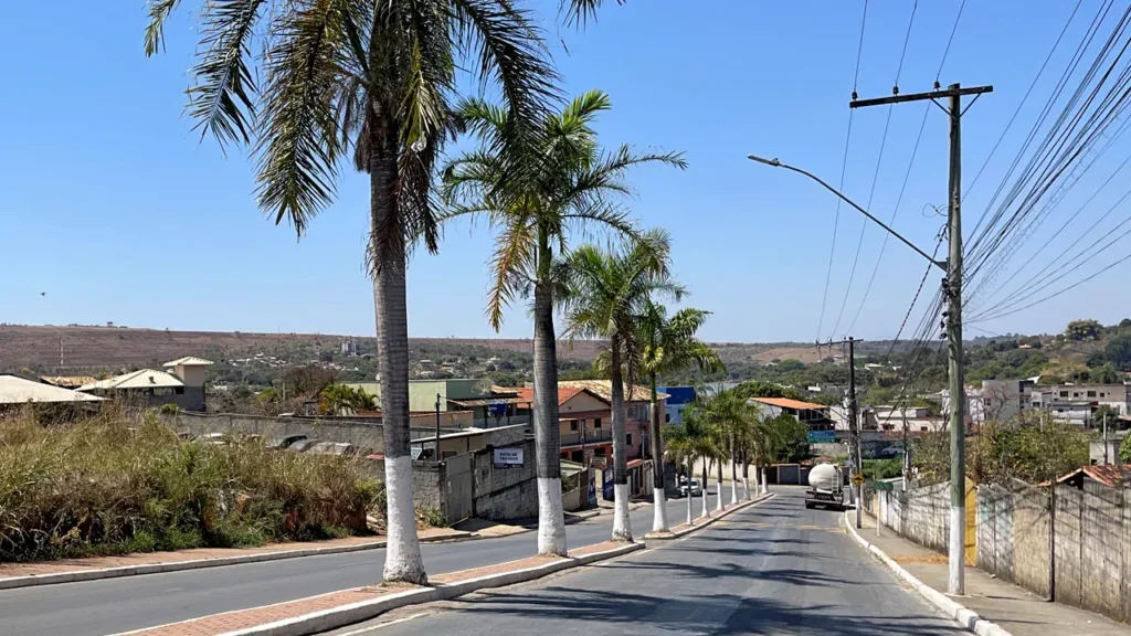 Confins chama atenção pelas formações rochosas e pela história local // Créditos: Wikipedia / Wikimedia Commons