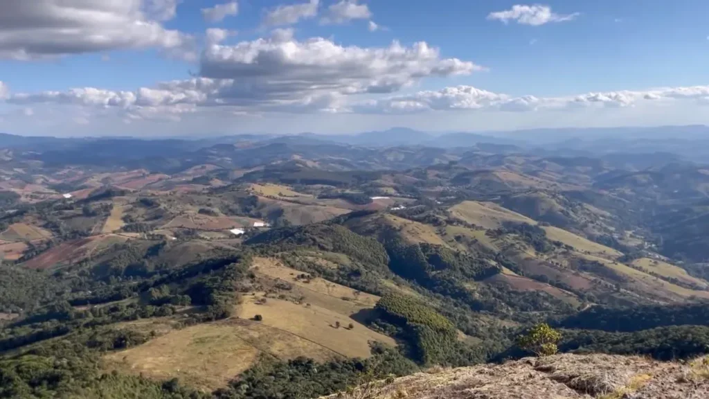 Córrego do Bom Jesus reúne montanhas, ruas tranquilas e paisagens rurais //