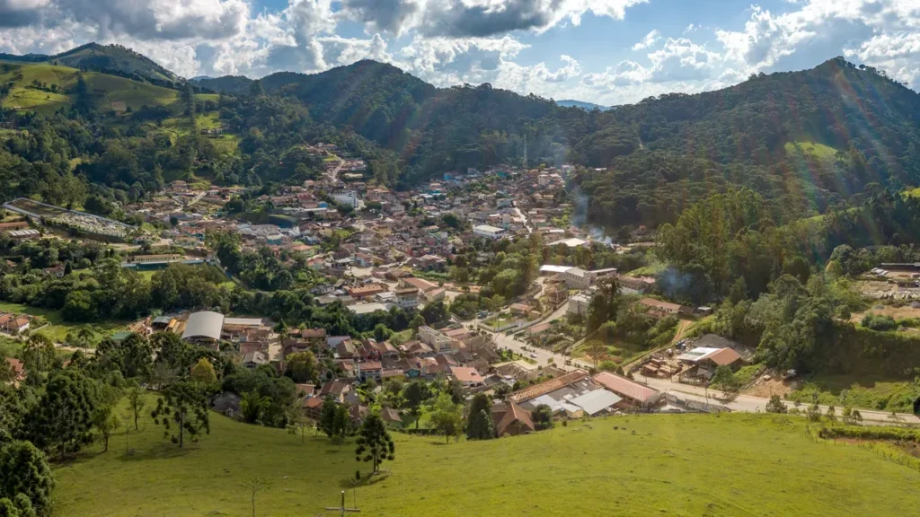 Gonçalves oferece trilhas, natureza e rotina tranquila //