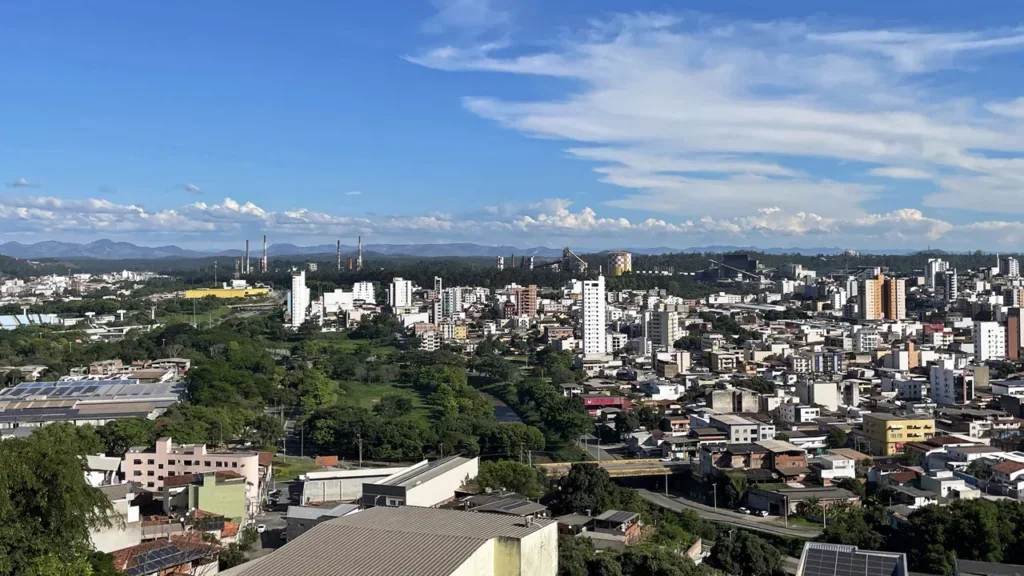 Ipatinga mistura indústria e qualidade de vida // Créditos: Wikipedia / Wikimedia Commons