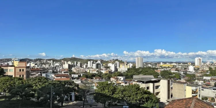 Ipatinga reúne áreas urbanas, parques e forte atividade industrial //
