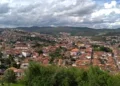 Mariana reúne construções históricas, ruas e paisagens mineiras // Créditos: Wikipedia / Wikimedia Commons