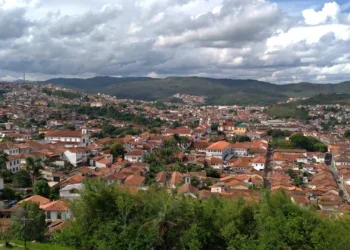 Mariana reúne construções históricas, ruas e paisagens mineiras // Créditos: Wikipedia / Wikimedia Commons