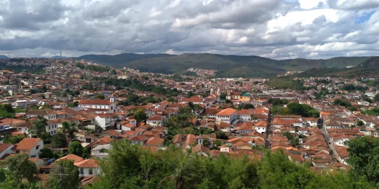 Mariana reúne construções históricas, ruas e paisagens mineiras // Créditos: Wikipedia / Wikimedia Commons