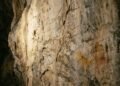 As próprias paredes podem guardar vestígios humanos mesmo quando nenhum desenho aparece na superfície