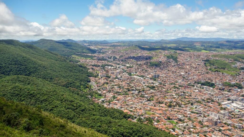 Poços de Caldas garante banhos termais e longevidade dentro de uma cratera vulcânica // Créditos: depositphotos.com / paulobaqueta