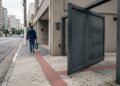 O movimento do portão também pode interferir no espaço usado por quem passa a pé