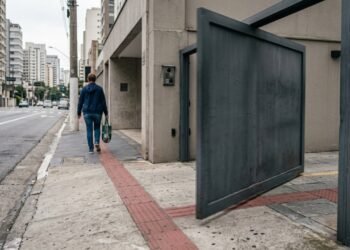 O movimento do portão também pode interferir no espaço usado por quem passa a pé