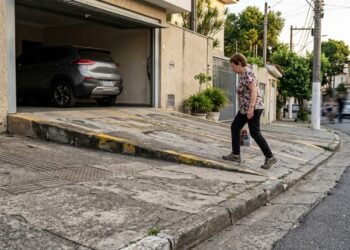 Facilitar a entrada do carro não significa poder mudar livremente a área de passagem