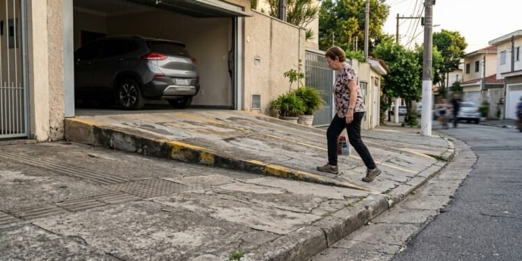 Facilitar a entrada do carro não significa poder mudar livremente a área de passagem