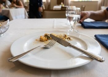 A posição dos talheres pode comunicar ao garçom se a pessoa ainda está comendo