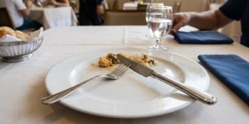 A posição dos talheres pode comunicar ao garçom se a pessoa ainda está comendo