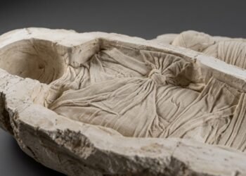 O gesso endurecido registrou detalhes que os próprios tecidos não conseguiriam preservar por tantos séculos