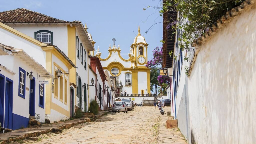 Tiradentes se destaca pelas construções preservadas e pelas ruas antigas // Créditos: depositphotos.com / brunomartins246