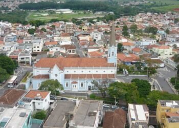 Três Corações: Um Mergulho no Legado de Pelé e na Tradição Mineira!