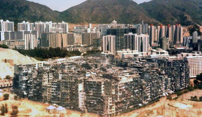 Kowloon Walled City - cidade - Wikimedia Commons