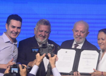 Lula assina nova lei e dá fim a veículos em autoescolas: brasileiros em festa! Créditos: depositphotos.com / thenews2.com