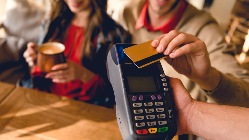 Comunicado para brasileiros que usam a função de aproximação no cartão Créditos: depositphotos.com / AllaSerebrina