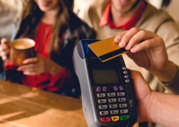 Comunicado para brasileiros que usam a função de aproximação no cartão Créditos: depositphotos.com / AllaSerebrina