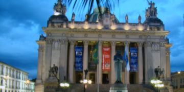 Tiradentes: Uma Viagem no Tempo Pela História e Gastronomia de MG!