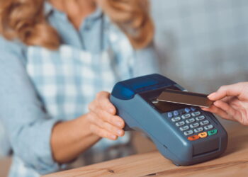Comunicado para brasileiros que usam a função de aproximação no cartão Créditos: depositphotos.com / AllaSerebrina