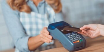 Comunicado para brasileiros que usam a função de aproximação no cartão Créditos: depositphotos.com / AllaSerebrina