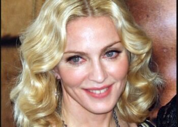 Alguém consegue ser mais rica que a música? Madonna prova que sim! Descubra como.