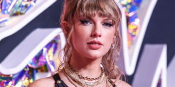 Qual é a receita do sucesso financeiro de Taylor Swift aos 35 anos?