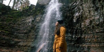 Você não vai acreditar no que existe dentro desta gruta em Minas!