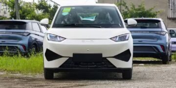 BYD revela novo visual e tecnologias para o Dolphin Mini 2025!