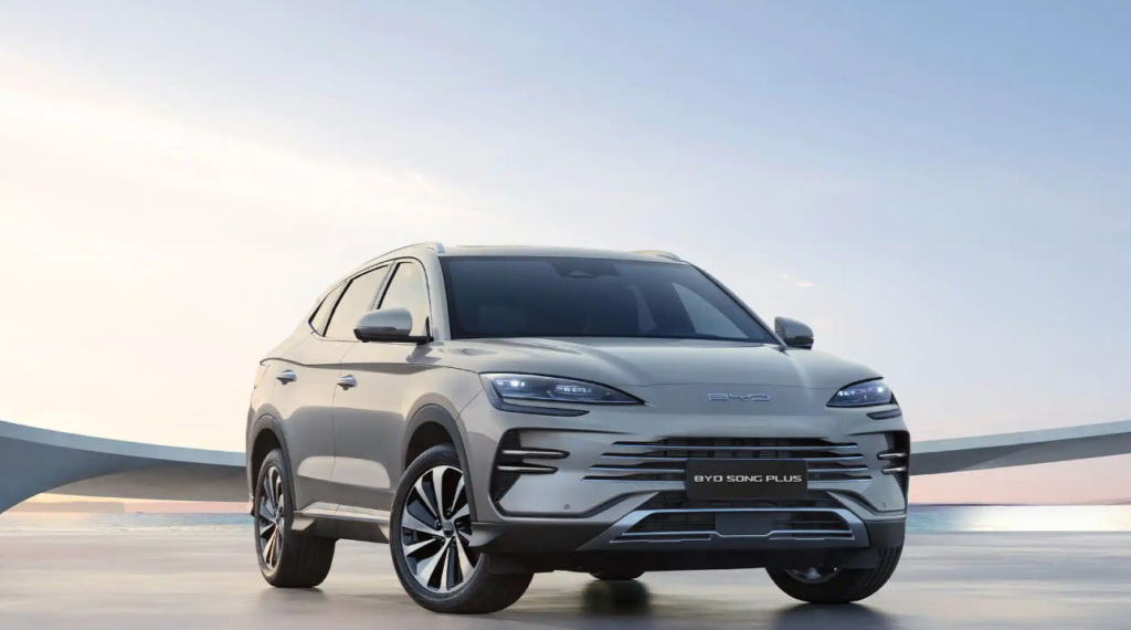 # Montadoras Brasileiras Acusam Chinesas de Vender Muito Barato

As coisas esquentaram no mundo dos carros. As montadoras que já estavam no **Brasil** há anos não gostaram nada dos preços que as empresas chinesas estão praticando. A **Anfavea**, que representa essas montadoras tradicionais, está acusando a **BYD** e a **GWM** de dumping.

Dumping é quando uma empresa vende produtos por um preço menor do que custa para produzir. É uma prática considerada desleal porque quebra a concorrência. Mas será que é isso mesmo que está acontecendo? A história não é tão simples quanto parece.

## O que dizem os números dos preços?

Quando você compara os preços dos carros chineses na **China** com os preços no **Brasil**, a coisa fica interessante. O **BYD Song Plus**, por exemplo, custa entre 112 mil e 142 mil yuans na **China**. Convertendo para reais, daria algo entre R$ 91 mil e R$ 115 mil.

Só que aqui no **Brasil**, o mesmo carro é vendido por valores entre R$ 244 mil e R$ 299 mil. Ou seja, está custando mais que o dobro do preço chinês. Com números assim, fica difícil falar em dumping, não é mesmo?

## Como as empresas chinesas se defendem?

A **BYD** e a **GWM** não ficaram quietas diante das acusações. Elas negam qualquer prática irregular e dizem que seus preços estão dentro das regras. As empresas explicam que vender no **Brasil** custa muito mais caro do que na **China**.

Tem impostos, logística, adaptações para o mercado brasileiro e uma série de outros custos. Por isso, os preços acabam ficando bem mais altos aqui. As chinesas dizem que estão apenas seguindo as regras do jogo e competindo de forma justa.

## Por que as montadoras tradicionais estão reclamando?

A chegada das marcas chinesas mudou o jogo no mercado brasileiro. Elas trouxeram carros com tecnologia boa e preços mais acessíveis que os concorrentes. Isso obviamente incomodou quem já estava estabelecido aqui.

As montadoras tradicionais viram suas vendas sendo ameaçadas. É natural que elas tentem se proteger usando todos os recursos legais disponíveis. A acusação de dumping é uma forma de pressionar o governo a tomar medidas que protejam o mercado local.

## Qual é o interesse real dos consumidores brasileiros?

No final das contas, quem ganha com a competição é o consumidor. Preços mais baixos e carros melhores são sempre bem-vindos. O problema é quando a concorrência se torna desleal e prejudica o mercado como um todo.

A questão é encontrar o equilíbrio certo. O mercado precisa ser competitivo para beneficiar os consumidores, mas também precisa ser justo para todas as empresas que investem no **Brasil**. Ninguém quer um mercado onde só uma empresa sobreviva porque as outras não conseguem competir.

## O que pode acontecer no futuro próximo?

Se o governo acreditar que realmente há dumping, pode aumentar os impostos sobre os carros chineses. Isso deixaria os preços mais altos e reduziria a vantagem competitiva dessas marcas. Por outro lado, também deixaria os carros mais caros para o consumidor final.

A tendência é que essa discussão continue por um tempo. O mercado automotivo brasileiro está passando por uma transformação grande, especialmente com a chegada dos carros elétricos. As regras do jogo estão mudando, e todo mundo está tentando encontrar seu lugar nessa nova realidade.