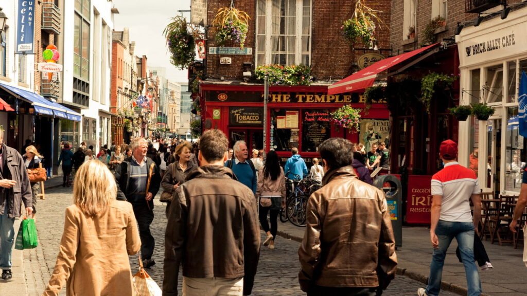 Brasileiros transformam cidade irlandesa em um microcosmo cultural