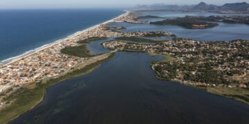 O que determina o investimento em saúde e educação nos municípios brasileiros?