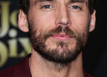Com Carisma e Talento, Sam Claflin Brilha em Papéis Memoráveis