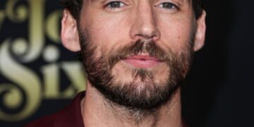 Com Carisma e Talento, Sam Claflin Brilha em Papéis Memoráveis