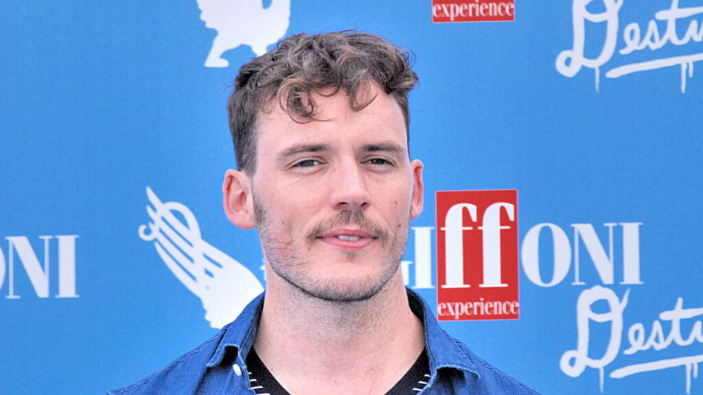 Com Carisma e Talento, Sam Claflin Brilha em Papéis Memoráveis