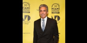 Descubra a história por trás da queda de um império.