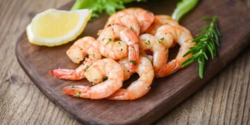 Receita Fitness: Salada Refrescante de Camarão com Abacate e Folhas Verdes