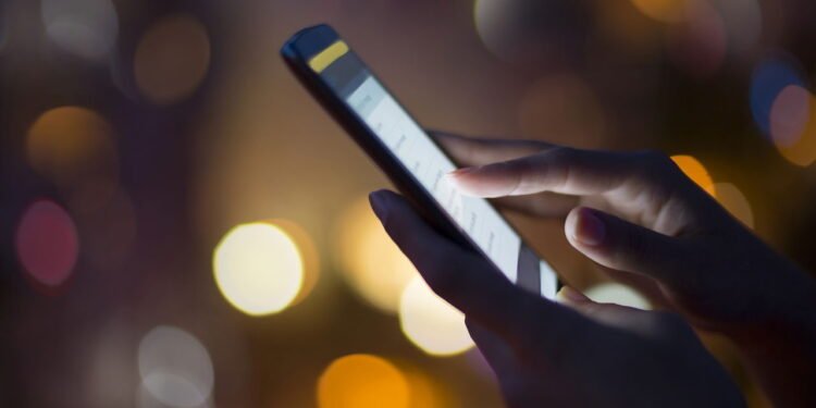 Imagem ilustrativa de um celular - Créditos: depositphotos.com / LDProd