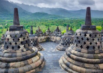 Conheça o país das mil ilhas com vulcões e templos misteriosos